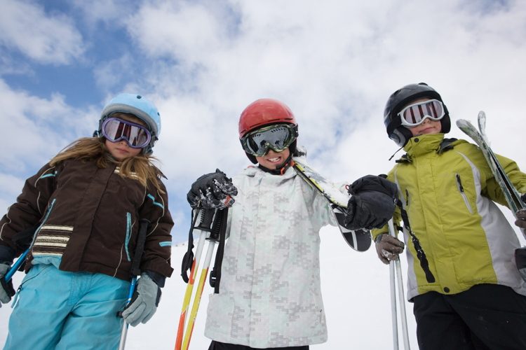 trois enfants au ski