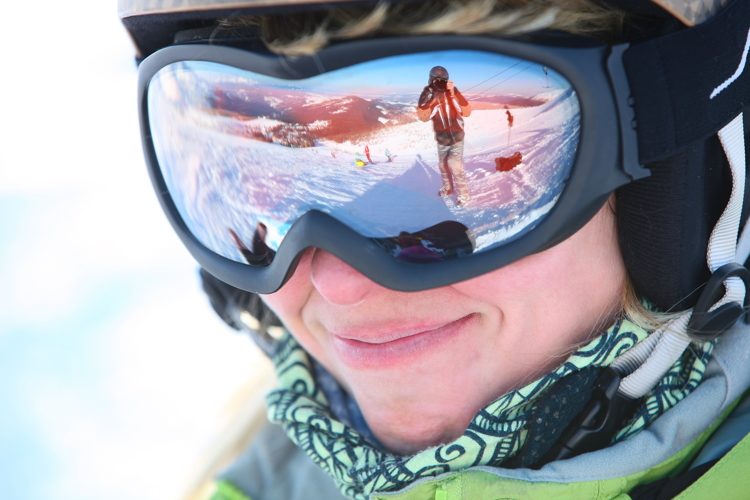 femme skieuse avec masque